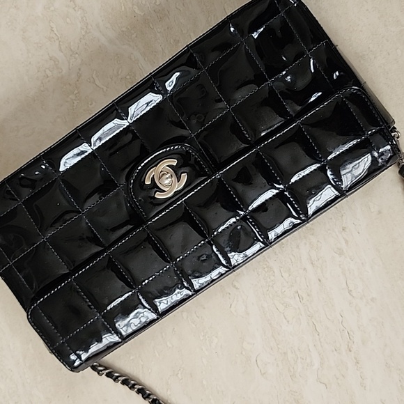 CHANEL Black patent leather chocolate bar shoulder bag - Picture 14 of 15